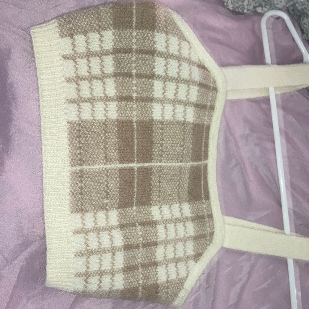 Color: Tan/brown
